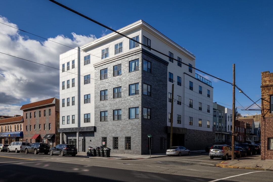 425 Avenue C in Bayonne, NJ - Building Photo