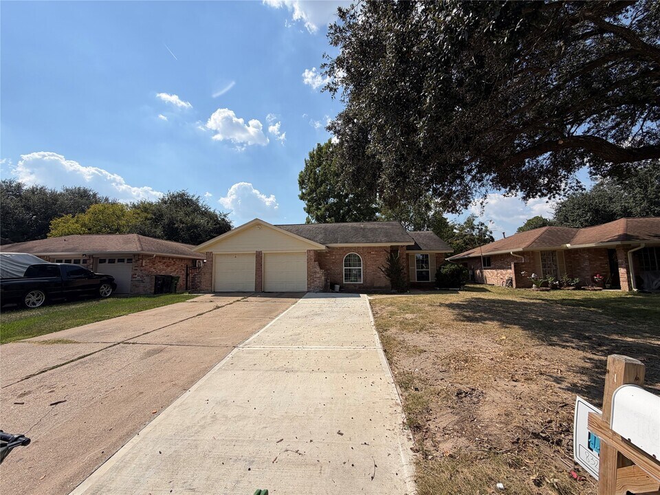 10215 Hannon Dr in Houston, TX - Building Photo
