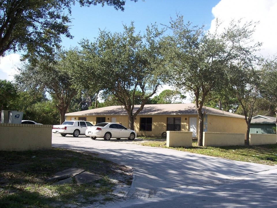 King Orange Quadplexes in Fort Pierce, FL - Building Photo