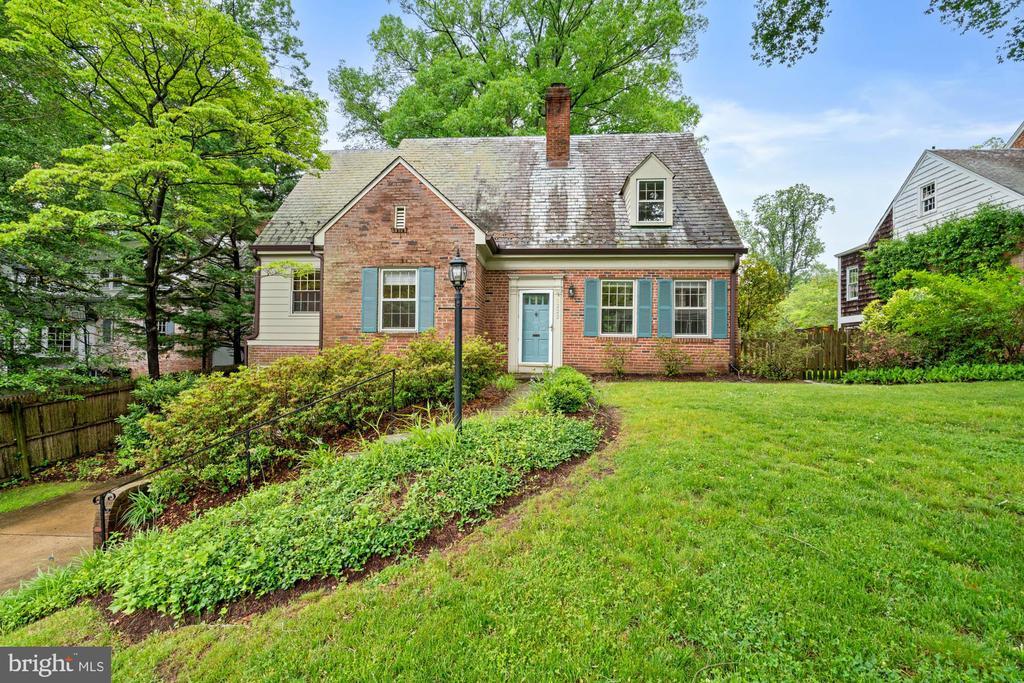 5222 Duvall Dr in Bethesda, MD - Building Photo