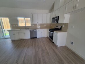 8418 Grandy St in Bakersfield, CA - Foto de edificio - Building Photo