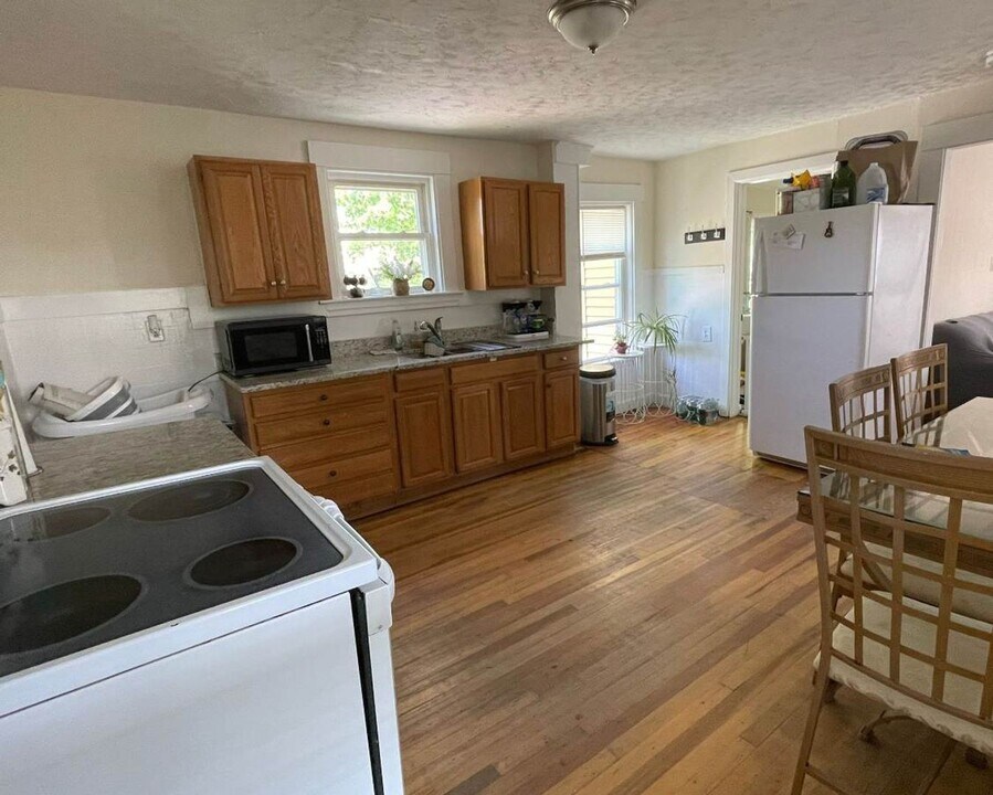 18 Cedar St in Fitchburg, MA - Building Photo