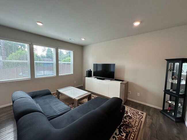 930 Bradley St NE in Lacey, WA - Building Photo - Building Photo