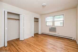 2001 W Touhy Ave in Chicago, IL - Building Photo - Building Photo