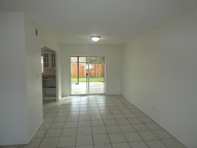 1140 W Creston St in Santa Maria, CA - Building Photo - Building Photo