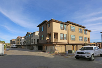 Mission Terrace in San Marcos, CA - Foto de edificio - Building Photo