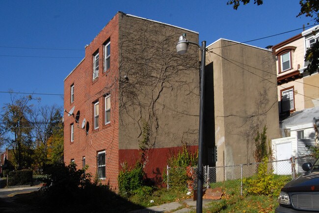 4833 Penn St in Philadelphia, PA - Foto de edificio - Building Photo