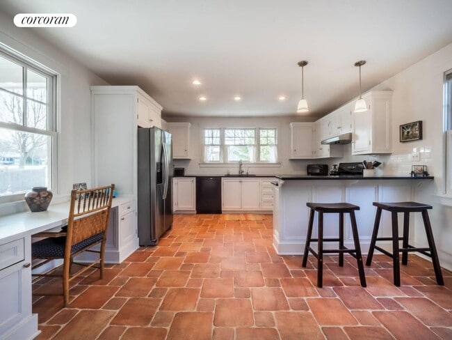 24 Dale St in Southampton, NY - Building Photo - Building Photo