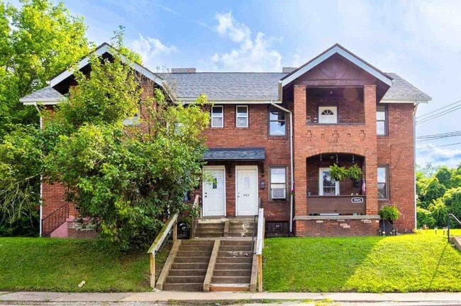 1037 N 6th St, Unit 1023 in Clairton, PA - Foto de edificio - Building Photo