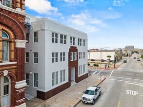 2102 Mechanic St, Unit 203 in Galveston, TX - Building Photo - Building Photo