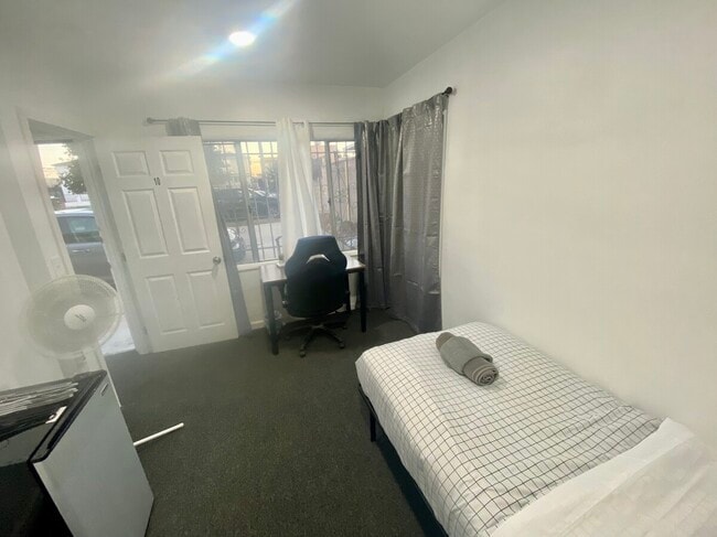 1513 W Florence Ave in Los Angeles, CA - Foto de edificio - Building Photo