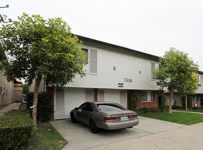 7318 Newlin Ave in Whittier, CA - Foto de edificio - Building Photo