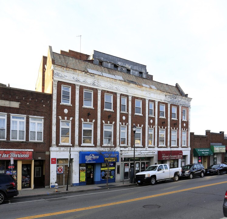 134-138 N Main St in Port Chester, NY - Foto de edificio