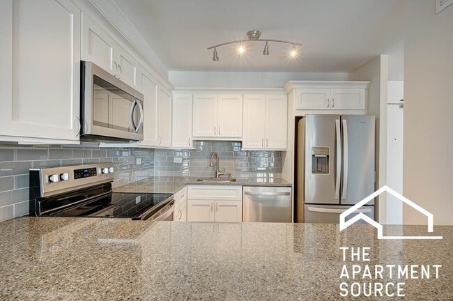 1560 N Sandburg Terrace in Chicago, IL - Building Photo - Building Photo