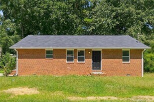 715 W Creek Cir in Monroe, GA - Building Photo