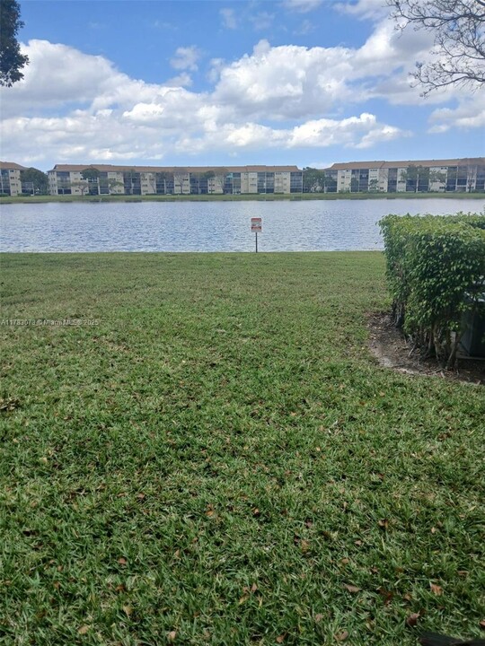 601 SW 141st Ave in Pembroke Pines, FL - Foto de edificio