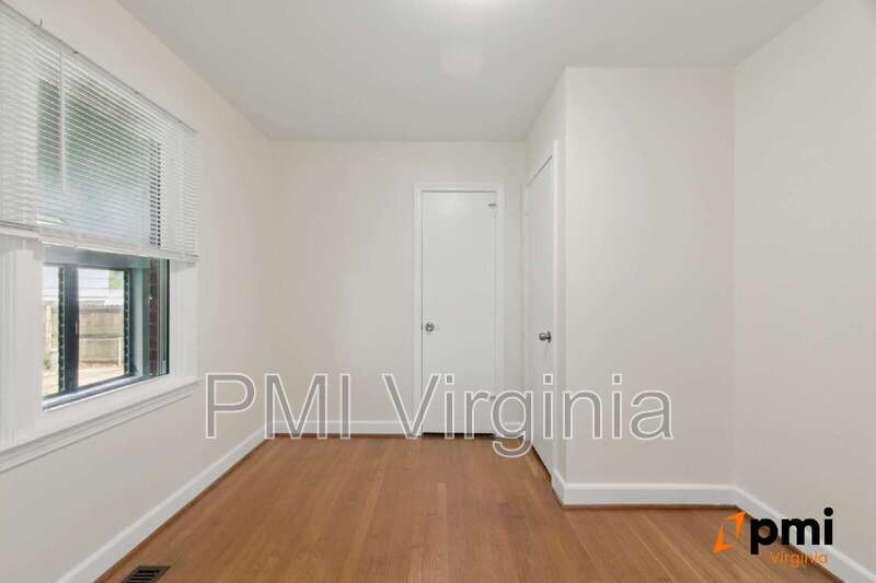 34 Whitaker Ave in Hampton, VA - Building Photo