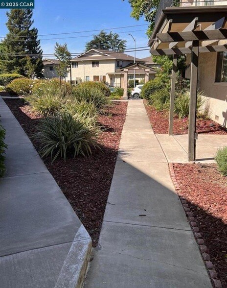 1093 Mohr Ln in Concord, CA - Building Photo - Building Photo