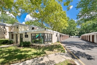 Lakeview Apartments in Leonia, NJ - Foto de edificio - Building Photo