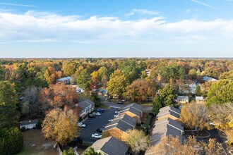 Colony Wood Townhomes in Colonial Heights, VA - Foto de edificio - Building Photo