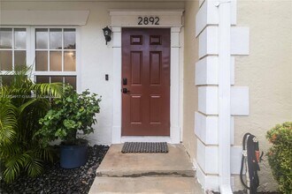 2892 Belmont Ln in Hollywood, FL - Foto de edificio - Building Photo