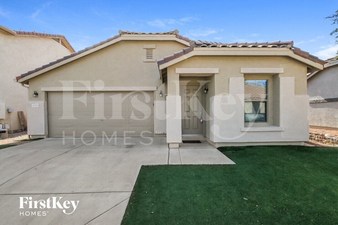 3741 E Jasper Dr in Gilbert, AZ - Foto de edificio