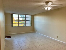 9470 Live Oak Pl in Davie, FL - Building Photo - Building Photo