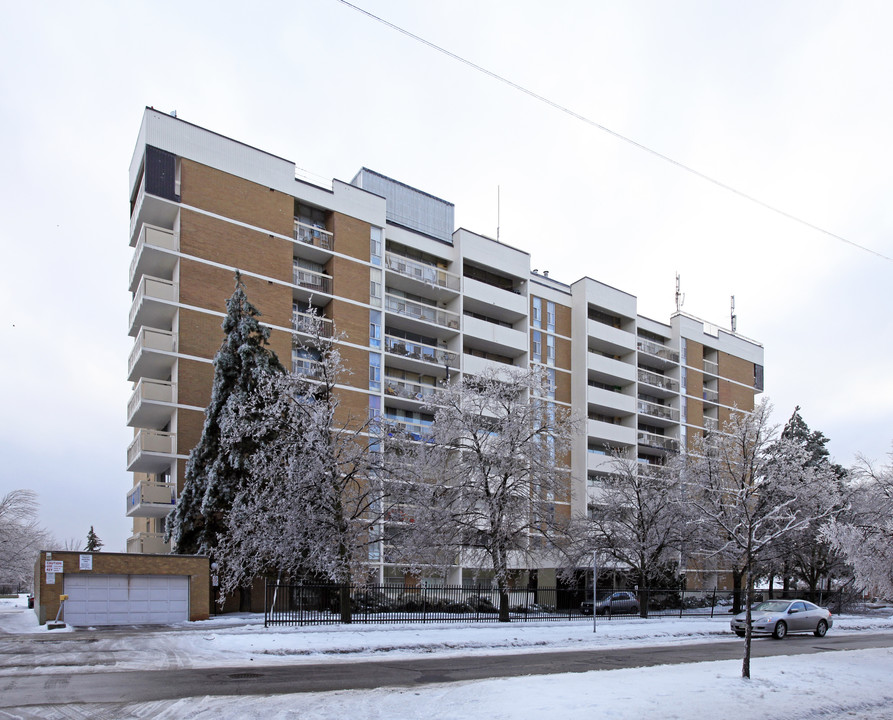 25 Broadoaks Dr in Toronto, ON - Building Photo