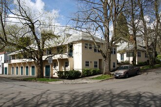 2502 NE 12th Ave in Portland, OR - Foto de edificio - Building Photo