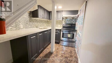 21 Hoptree Ave in Toronto, ON - Building Photo - Building Photo