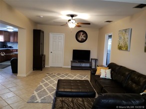 1619 Rodman St-Unit -0 in Hollywood, FL - Building Photo - Building Photo