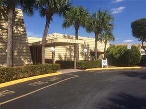8465 Sunrise Lakes Blvd in Sunrise, FL - Building Photo - Building Photo
