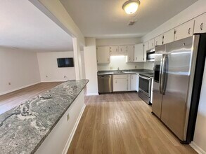 1004 Paradise Rd, Unit 1-H in Swampscott, MA - Foto de edificio - Building Photo