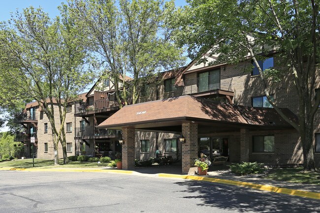 Laurel West End in Golden Valley, MN - Building Photo - Building Photo