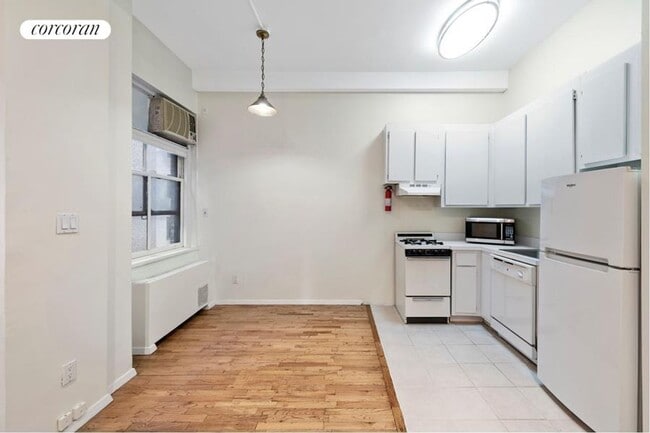 4 Lexington Ave in New York, NY - Building Photo - Building Photo