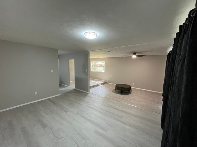 2116 Cambridge Dr, Unit Bedroom 1 in Tallahassee, FL - Building Photo - Building Photo