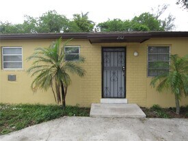 2512 NW 175th Terrace in Miami Gardens, FL - Building Photo