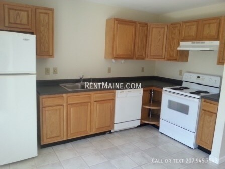 23 Patrick Dr in Hermon, ME - Building Photo