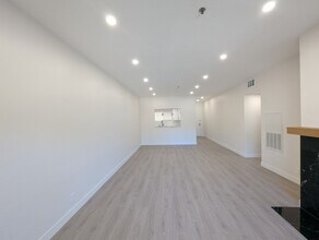 2905 Montrose Ave, Unit 410 in Glendale, CA - Foto de edificio - Building Photo