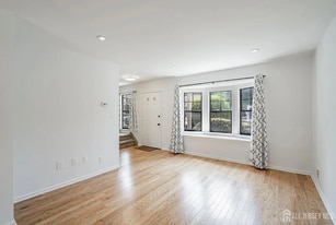 804 Timber Oaks Rd in Edison, NJ - Building Photo