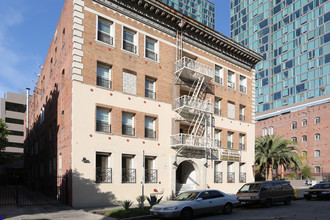 673 Shatto Pl in Los Angeles, CA - Foto de edificio - Building Photo