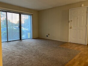 312 Bromley Pl in East Brunswick, NJ - Building Photo - Building Photo