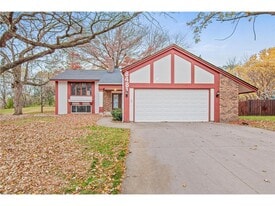 8481 142nd St Ct in Apple Valley, MN - Building Photo