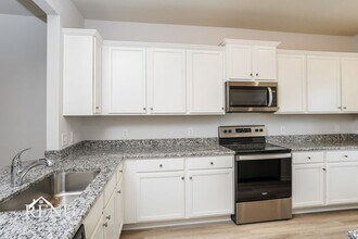 10406 Sweetwater Creek Dr in Cleveland, TX - Foto de edificio - Building Photo