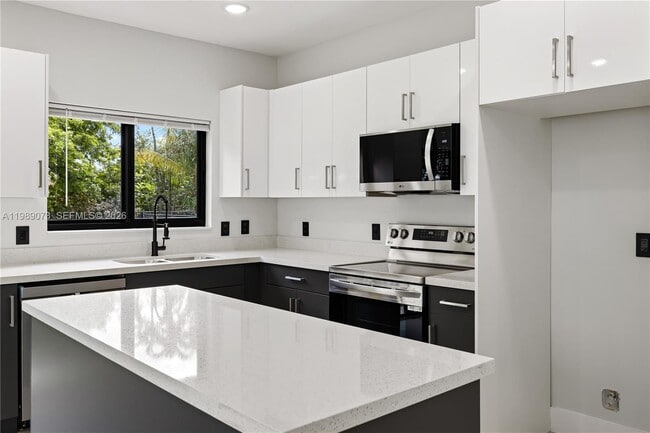 122 NW 5th Ave in Hallandale Beach, FL - Building Photo - Building Photo