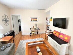 24 Willard Ave, Unit 3 in Medford, MA - Foto de edificio - Building Photo