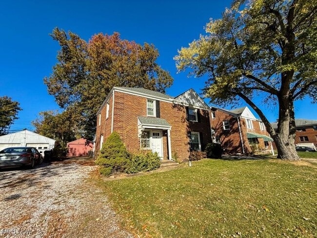 2319 Broad Blvd in Cuyahoga Falls, OH - Foto de edificio - Building Photo