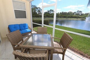 3250 Cypress Glen Way in Naples, FL - Building Photo