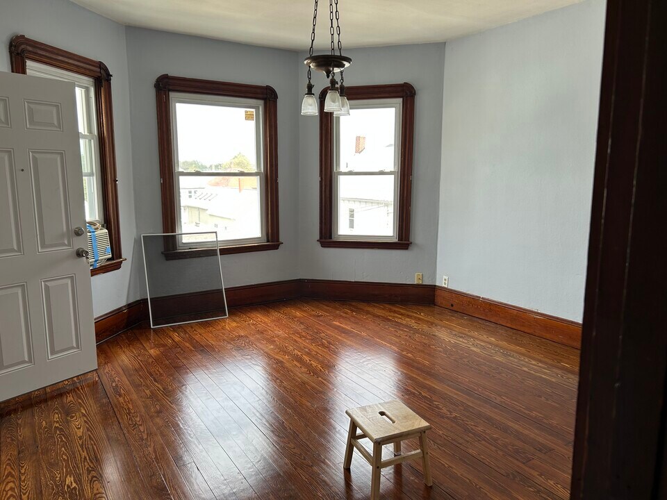 56 Clifford St, Unit 3 in New Bedford, MA - Building Photo