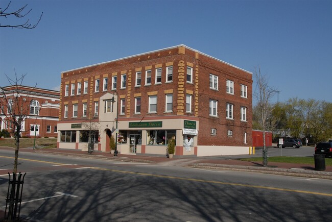 15 W Broadway in Derry, NH - Building Photo - Building Photo